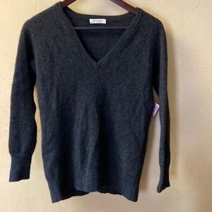 Sz XS Equipment Femme 100% Cashmere V Neck Sweater in Charcoal Gray